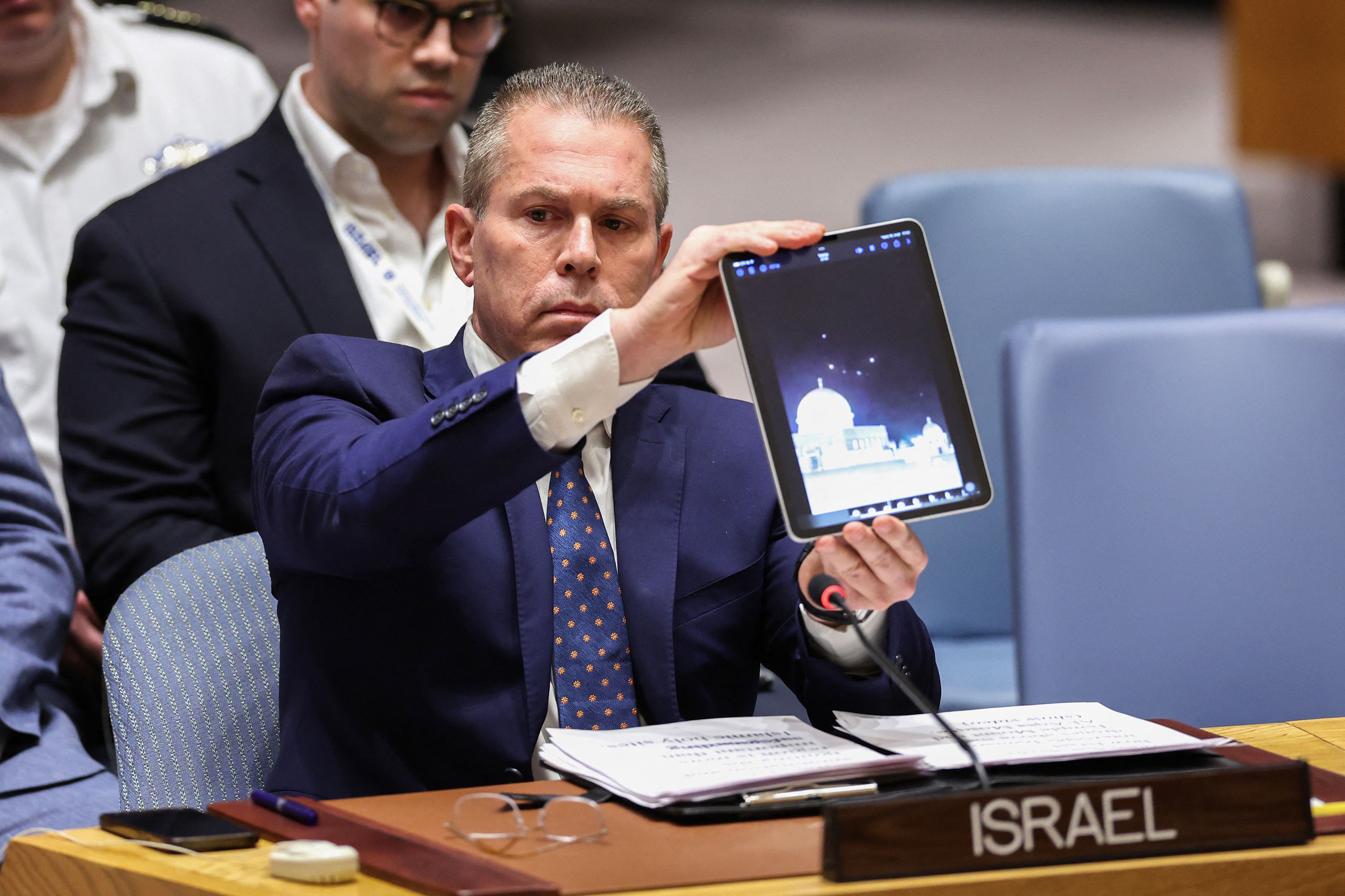 Trong phiên họp của Hội đồng Bảo an Liên Hợp Quốc ngày 14/4, Đại sứ Israel Gilad Erdan giơ máy tính bảng có đoạn video quay cảnh UAV và tên lửa lao về phía Israel. Ảnh: Getty