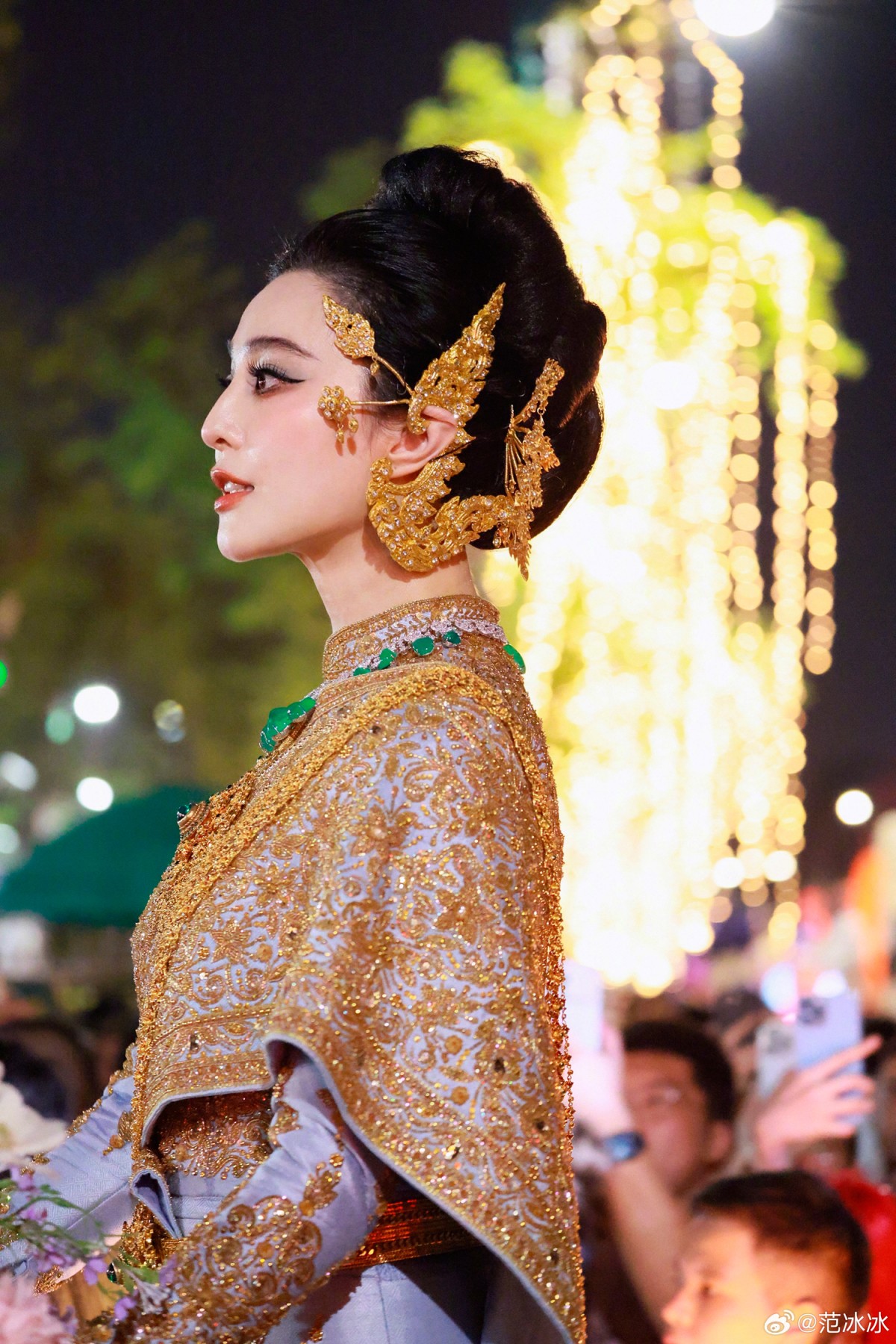 Phạm Băng Băng diện trang phục truyền thống Thái Lan, hóa thân thành nữ thần Songkran tham gia khai mạc lễ hội té nước 2024.