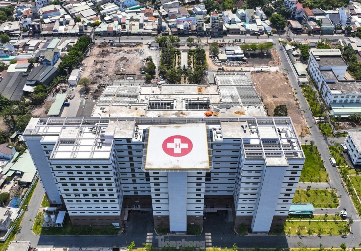 Đặc biệt, bệnh viện có bãi đáp trực thăng trên tầng 12 để đáp ứng yêu cầu cấp cứu bằng đường hàng không. Ngoài ra, dự án bệnh viện còn tạo quỹ đất để xây dựng thêm 500 giường nội trú khi có nhu cầu mở rộng.