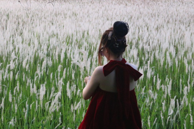 Kiều Trang cho biết khi nhìn cánh đồng cỏ tranh thơ mộng trước mắt đã làm Trang có một cảm xúc rất đặc biệt. Trang rất bất ngờ vì giữa nơi đông đúc, tấp nập như TP.HCM lại có một nơi bình yên, nên thơ thế này.
