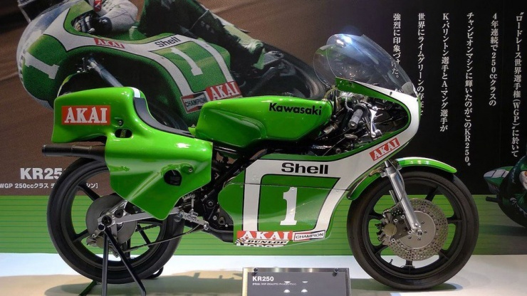 Mô tô cổ điển KR250 với thiết kế song song độc đáo. Ảnh: Kawasaki.