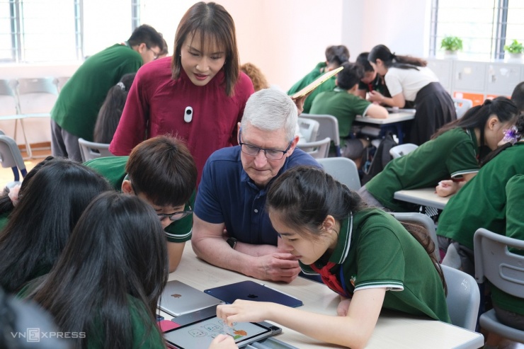 Tim Cook giao lưu với học sinh và giáo viên ngay trong sân trường, sau đó tới dãy nhà chính để dự tiết học môn Khoa học, nơi học sinh sử dụng iPad 100%. Ảnh: Tuấn Hưng