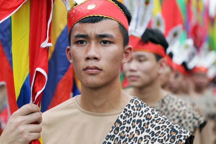 Tòng Trọng Đức, người dân tộc Thái, tham gia đội hình rước cờ hội trong buổi tổng duyệt Lễ dâng hương tưởng niệm các Vua Hùng. Ảnh: Quý Đoàn.