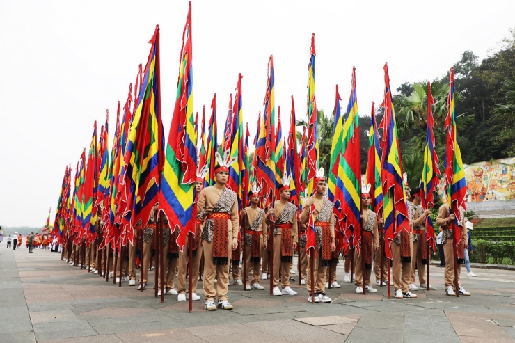 Đội hình 100 thanh niên tình nguyện rước cờ hội trong buổi tổng duyệt Lễ dâng hương tưởng niệm các Vua Hùng, chiều 15/4. Ảnh: Quý Đoàn.