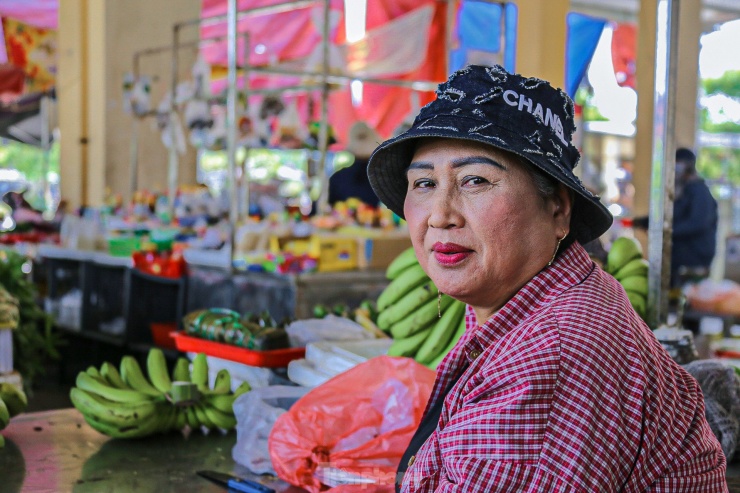 Ngồi đợi khách tới mua, bà Bùi Thị Lài - tiểu thương chợ Hòa Phát - cho biết bà dọn hàng ra từ sáng sớm nhưng đến giờ chỉ có 1-2 khách mua, nhiều lúc ngồi cả ngày chẳng có ai đoái hoài. “Tôi bán ở đây được mấy năm rồi, trước đây khi mới khai trương chợ tiểu thương đều đổ về buôn bán nhưng giờ ế ẩm quá họ bỏ đi chẳng còn ai. Tôi giờ không dám nhập hàng về nhiều vì sợ bán không được, chỉ bán lưa thưa được cái nào hay cái đó”, bà Lài than thở.