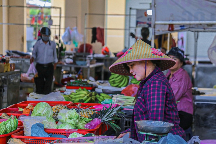 “Chúng tôi giờ chuyển đi chỗ khác cũng rất khó nên chỉ biết bám trụ ở đây, nhìn quanh làm gì có ai đâu, thỉnh thoảng mới có vài người tới hỏi mua. Tuy chợ gần đường, gần trường học nhưng chẳng có khách là bao, người đi chợ cũng thưa thớt nên không khí ở đây vắng vẻ, đìu hiu cả năm nay”, bà Phan Thị Hà - tiểu thương chợ Hòa Phát - chia sẻ.