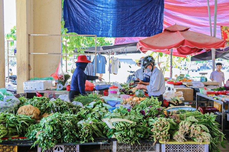 Chợ ế, sức mua kém khiến tiểu thương không dám nhập hàng về nhiều, chỉ bán số lượng ít, cầm chừng được ngày nào hay ngày đó.