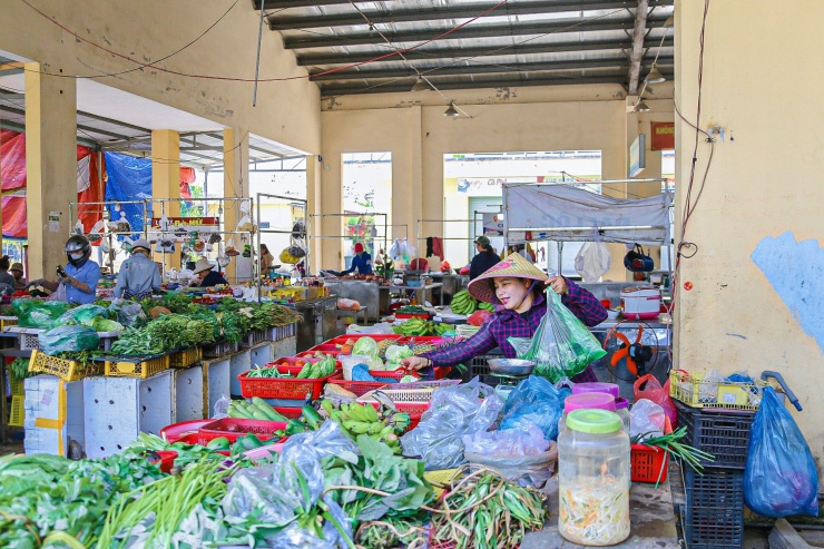 Ông Ngô Thanh Thu - Phó Ban quản lý các chợ quận Cẩm Lệ - cho biết: Trước đây khi mới mở rất nhiều tiểu thương đổ về buôn bán, các lô trong chợ Hòa Phát bán đầy đủ các mặt hàng từ áo quần, giày dép, đồ gia dụng…. Tuy nhiên, sau một thời gian thì khách mua thưa thớt, hàng bán chậm, ế ẩm diễn ra hơn 2 năm nay khiến nhiều tiểu thương đã phải bỏ chợ đi nơi khác, hiện chỉ còn 13 hộ còn bám trụ lại đây.