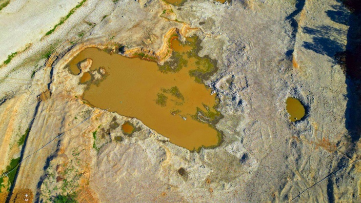 Hồ Tà Mon chỉ còn vũng nước nhỏ như vũng trâu nằm. Ảnh: P.NAM