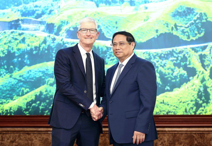 Thủ tướng Phạm Minh Chính đón Tim Cook tại trụ sở Chính phủ. Ảnh: TTX