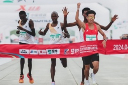 Fan xấu xí hổ vì như thế VĐV Trung Quốc được VĐV châu Phi "mời" chạy về đích trước