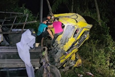 Lật xe tải trên đèo Lò Xo, 2 người chết kẹt trong cabin
