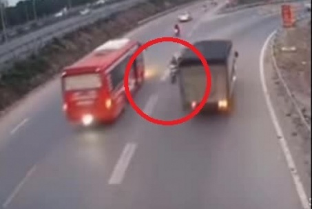 Clip: Chạy khó lường, tài xế xe máy khiến 2 ô tô gặp nạn