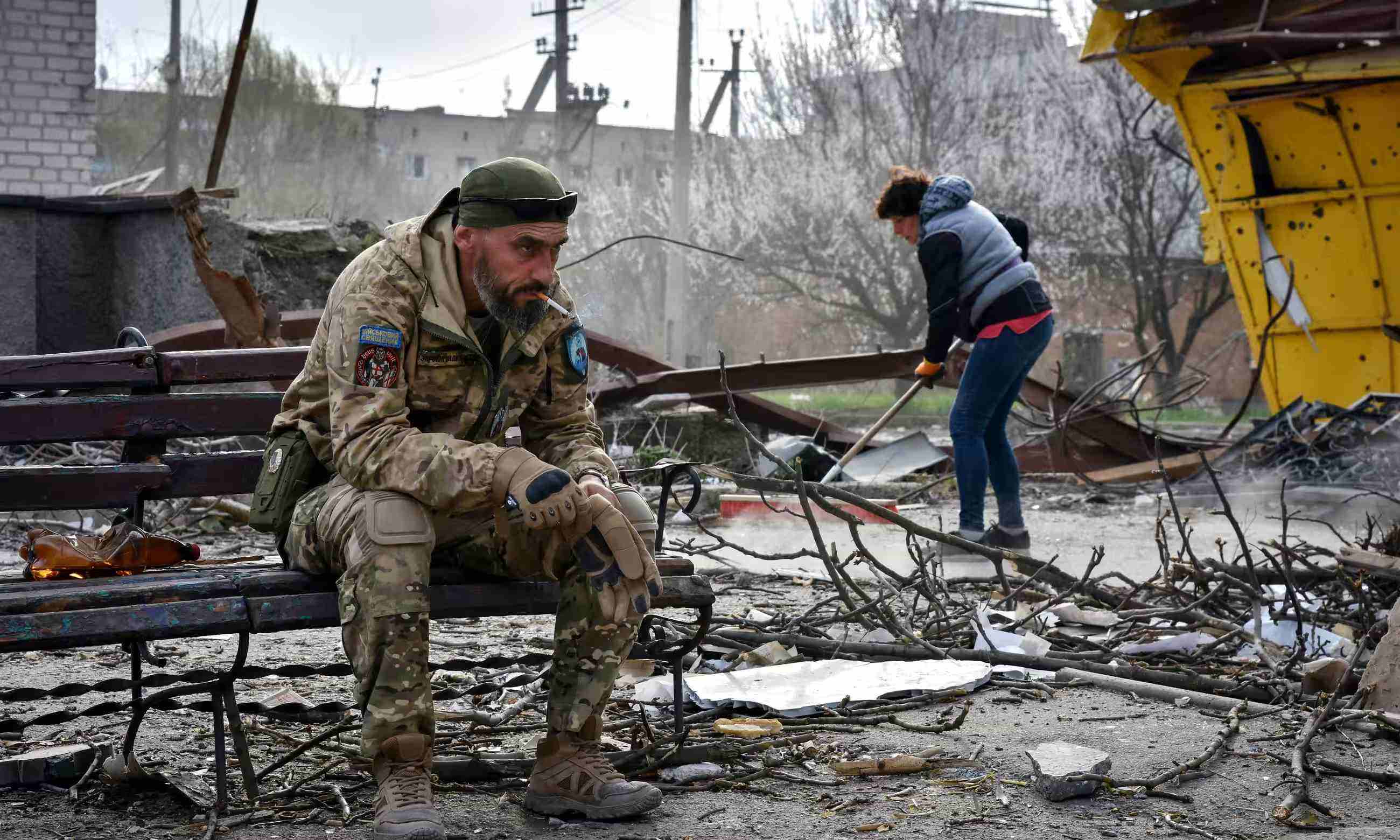 Binh sĩ Ukraine nghỉ ngơi sau một đợt tập kích bằng tên lửa của quân đội Nga (ảnh: Reuters)