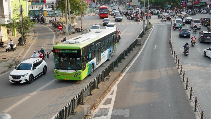 Tuyến buýt nhanh BRT sẽ được thay thế bởi đường sắt đô thị (Metro) - Thông tin được đưa ra tại cuộc họp của đoàn giám sát Ủy ban Thường vụ Quốc hội làm việc với Hà Nội về "việc thực hiện chính sách, pháp luật về bảo đảm trật tự, an toàn giao thông từ năm 2009 đến năm 2023".