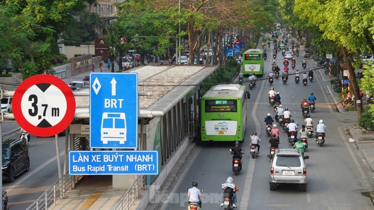 Tuyến BRT số 01 Kim Mã - Yên Nghĩa được Hà Nội đưa vào hoạt động từ tháng 12/2016 với tổng mức đầu tư khoảng 1.100 tỉ đồng.