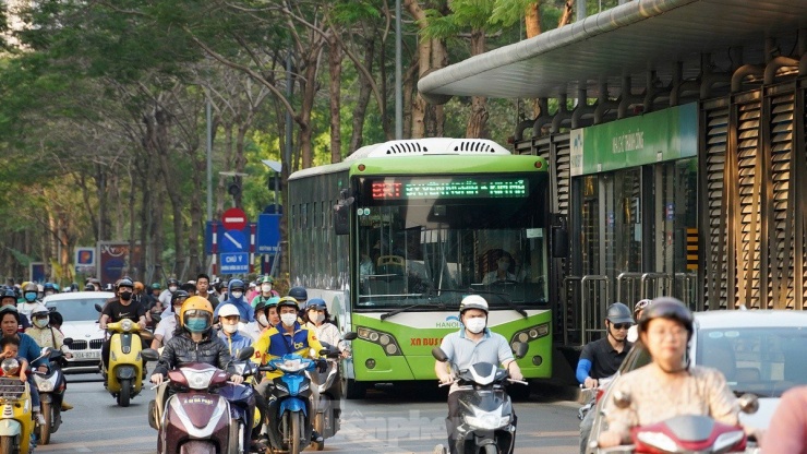 Tuyến xe buýt nhanh BRT đầu tiên của Hà Nội có chiều dài hơn 14km, sử dụng 55 xe buýt loại 80 chỗ với giá hơn 5 tỉ đồng/xe.