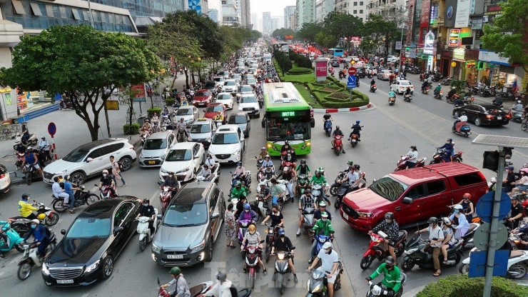 Tuyến đường được đưa xe buýt nhanh BRT vào vận hành lại trên trục đường hẹp, mật độ và lưu lượng phương tiện quá lớn khiến cho xe buýt nhanh đi lại không khác nào xe buýt thường.