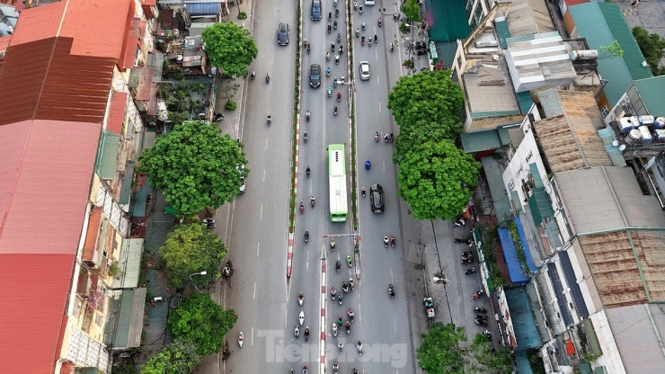 Mặc dù xe buýt BRT được bố trí làn đường riêng, nhà ga tiêu chuẩn như đường sắt trên cao, tuy nhiên lại không mang lại hiệu quả.