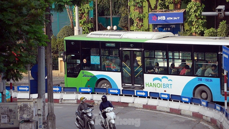 Được biết, dự án xe buýt nhanh BRT này được thực hiện bằng vốn vay của Ngân hàng Thế giới (WB) với mục tiêu cải thiện tình trạng ùn tắc, ô nhiễm, làm nền tảng phát triển hạ tầng giao thông công cộng.