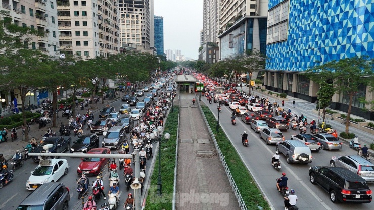 Hình ảnh thường thấy vào giờ cao điểm hàng ngày trên trục đường Lê Văn Lương, nơi có tuyến buýt nhanh BRT đi qua. Mặt đường không còn chỗ trống, kể cả làn đường dành riêng cho xe BRT.