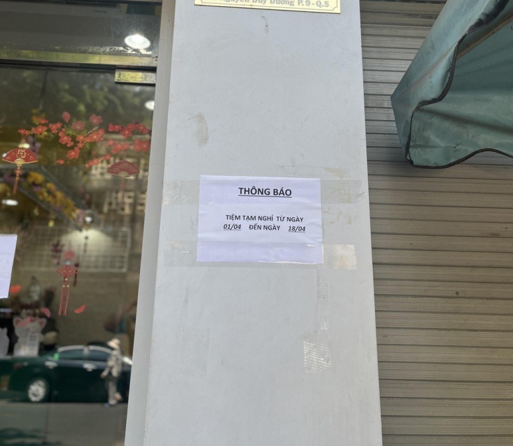 Một cửa hàng vàng tại TP.HCM đóng cửa khi có thông tin kiểm tra. Ảnh: TÚ UYÊN
