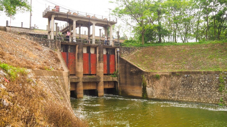 Theo đề xuất của Bộ NN&PTNT, sẽ khởi công xây dựng 2 đập dâng trên sông Hồng. Trong đó, tại Hà Nội vị trí xây dựng là khu vực cống Long Tửu (huyện Đông Anh, Hà Nội) và đập Xuân Quan (Văn Giang - Hưng Yên).