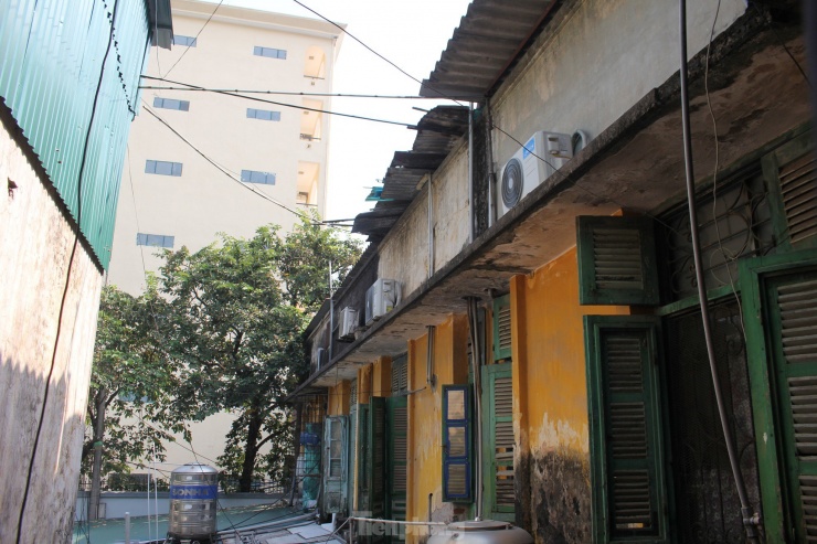 Trao đổi với Tiền Phong, một số người dân cho biết, khu nhà được xây dựng từ những năm 60 của thế kỉ trước, được bố trí cho cán bộ gặp khó khăn về nhà ở của trường Đại học Thương Mại mượn để sinh sống.