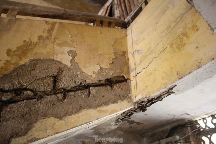 Do kết cấu xuống cấp và tiềm ẩn nguy hiểm nên một phần cầu thang dẫn lên sân thượng trong khu nhà đã bị người dân dùng gỗ tạm chặn lại.