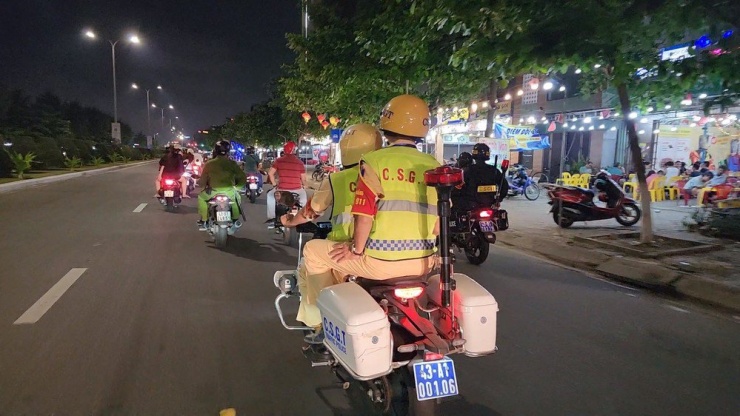 CSGT, CSCĐ cùng công an địa phương tuần tra trên các tuyến đường trên toàn thành phố Đà Nẵng. Ảnh: MINH TRƯỜNG.