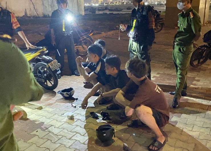Tại khu vực chân cầu Thuận Phước (quận Hải Châu), tổ C4-911 nhận tin báo một nhóm thanh thiếu niên mang theo cây ba chĩa đi từ hướng quận Sơn Trà qua quận Hải Châu liền bị cảnh sát mật phục, đón lõng. Ảnh: MINH TRƯỜNG.