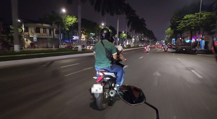 Dù đêm khuya, lực lượng 911 Đà Nẵng vẫn miệt mài tuần tra giữ gìn bình yên cho thành phố đáng sống. Ảnh: MINH TRƯỜNG.