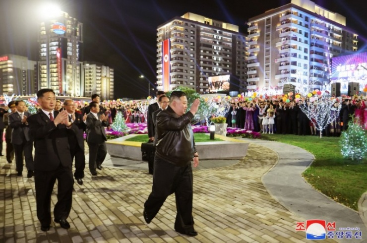 Ông Kim Jong-un tham dự lễ cắt băng khánh thành 10.000 căn hộ mới ở quận Hwasong của Bình Nhưỡng. KCNA từng miêu tả dự án cung cấp thêm nhà ở cho người dân là một trong những chính sách ưu tiên hàng đầu của Triều Tiên.