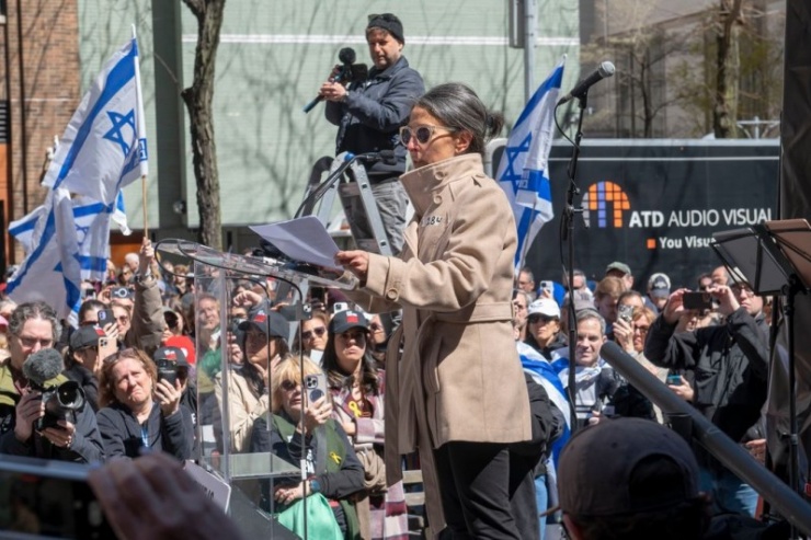 Bà Rachel Goldberg-Pol, người có con trai đang bị giam giữ ở Gaza, đã phát biểu tại một cuộc biểu tình kêu gọi thả con tin - Ảnh: Zuma Press.