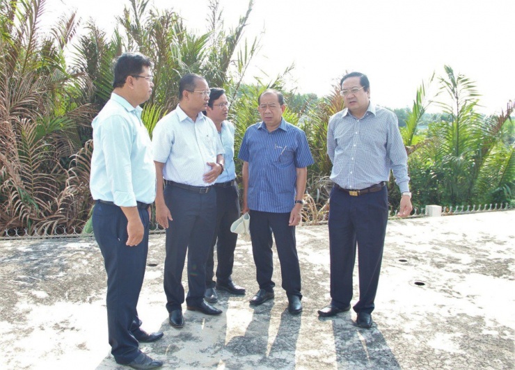 Ông Nguyễn Minh Lâm - Phó Chủ tịch UBND tỉnh Long An (bìa phải) khảo sát tình hình nước mặn tại huyện Cần Giuộc ngày 9-4. Ảnh: CTV