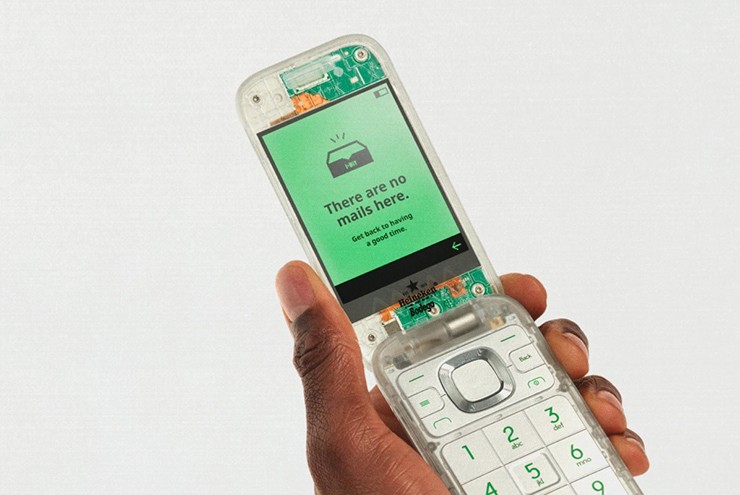 Heineken ra mắt “chiếc điện thoại nhàm chán” - 1
