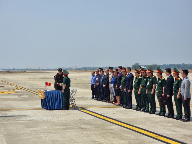 Lễ trao trả hài cốt quân nhân Mỹ mất tích trong chiến tranh ở Việt Nam lần thứ 164 diễn ra tại sân bay quốc tế Đà Nẵng, ngày 16/4. (Ảnh: Mofa)