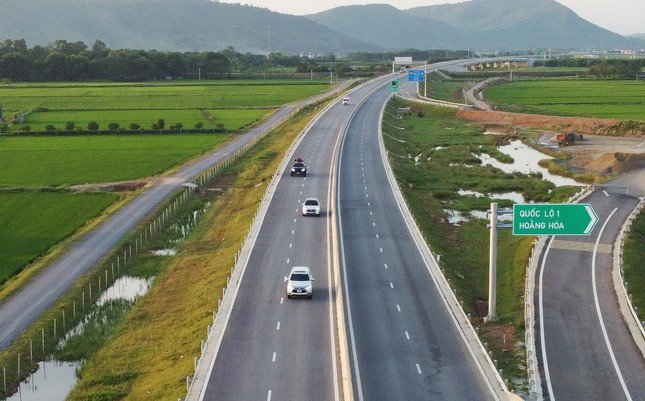 Trên 10 tuyến cao tốc Bắc - Nam vừa hoàn thành, trải dài từ Ninh Bình đến các tỉnh miền Trung, nhưng không có hệ thống trạm dừng nghỉ, tiếp nhiên liệu cho lái xe và phương tiện.
