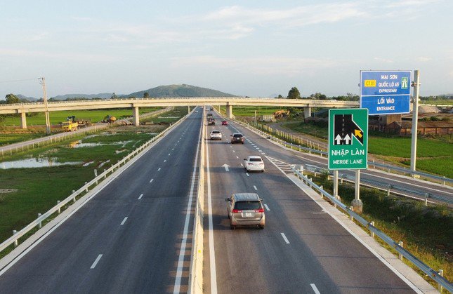Cao tốc Bắc - Nam đoạn từ Mai Sơn (Ninh Bình) về đến Diễn Châu (Nghệ An), dài hơn 160 km nhưng chưa có một trạm dừng nghỉ theo tiêu chuẩn.