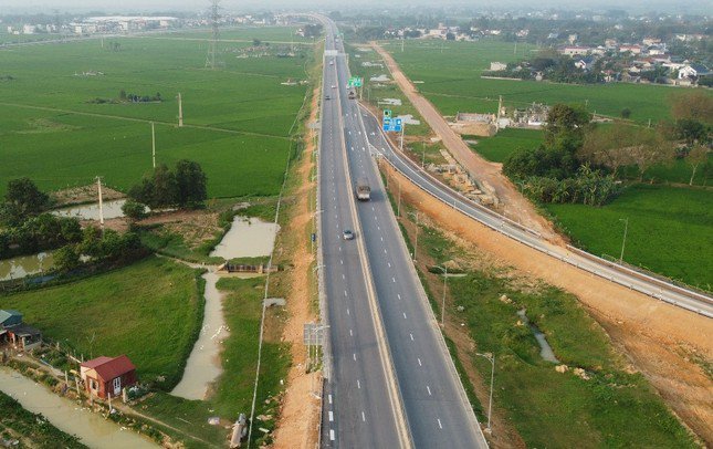 Cao tốc từ Mai Sơn về đến Diễn Châu thuộc 3 dự án thành phần cao tốc Bắc - Nam, gồm: Mai Sơn - QL45, QL45 - Nghi Sơn, Nghi Sơn - Diễn Châu đã thông xe trong năm 2022-2023