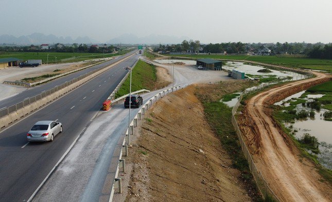 Thực hiện yêu cầu của Bộ GTVT, chủ đầu tư dự án là Ban Quản lý dự án Thăng Long cũng vừa hoàn thành trạm dừng nghỉ tạm trên cao tốc Mai Sơn - QL45 để phục vụ người dân.