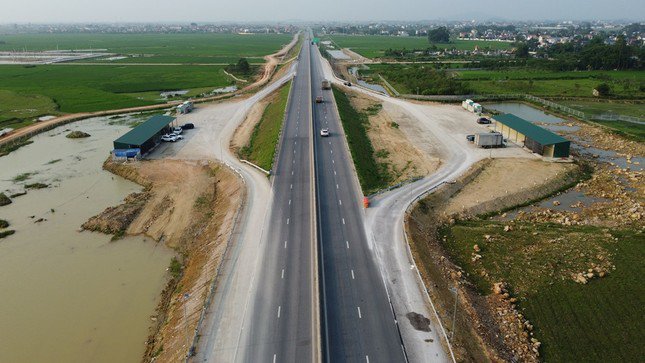 Toàn cảnh hệ thống trạm dừng nghỉ tạm vừa được xây dựng, hoàn thành ở cả hai chiều đường trên cao tốc Mai Sơn - QL45.