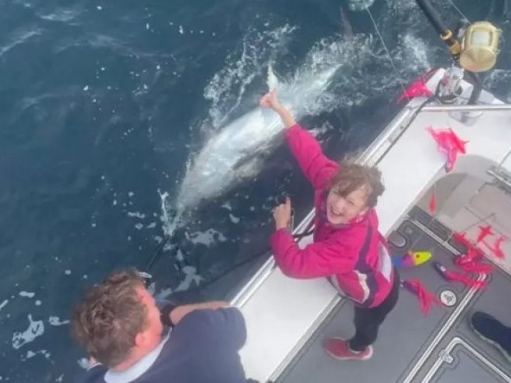 Bé gái 9 tuổi câu được con cá ngừ khổng lồ giá 2,2 tỷ đồng
