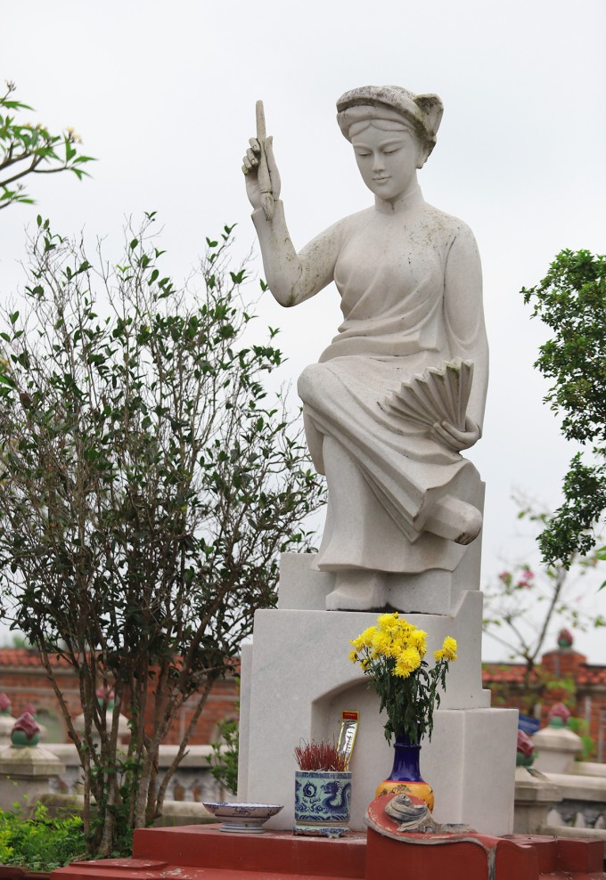 Tượng nữ sĩ Hồ Xuân Hương tại khuôn viên nhà thờ họ Hồ ở xã Quỳnh Đôi. Ảnh: Đức Hùng