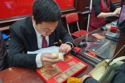 Giá vàng biến động mạnh, các đại gia vàng kinh doanh ra sao?