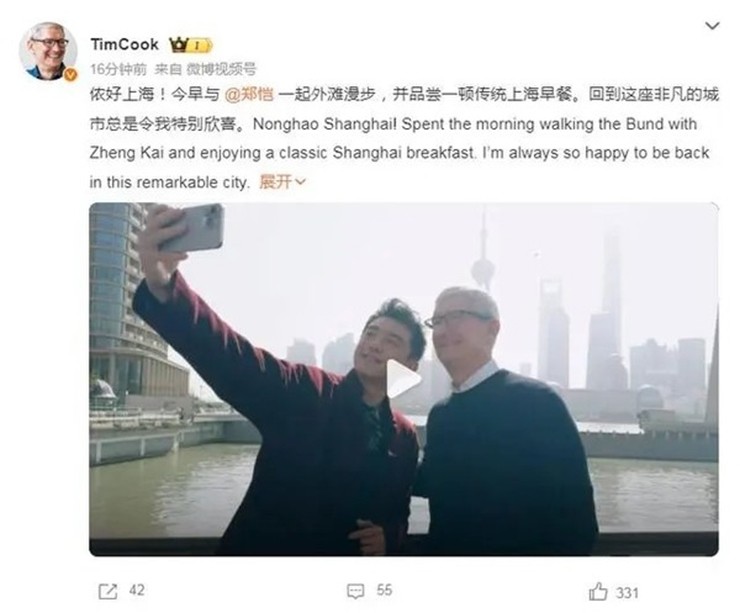 Tim Cook cùng Zheng Kai chụp selfie vào tháng 3/2024.