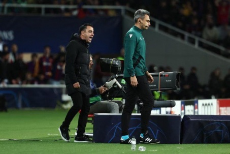 Barca thua sốc: Xavi nổi giận vì chiếc thẻ đỏ, “người cũ” Enrique tự hào