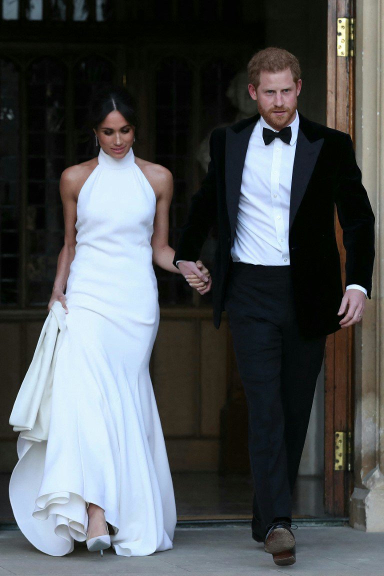 Lấy cảm hứng từ Meghan Markle, váy trắng là món đồ mùa hè vượt thời gian - 2