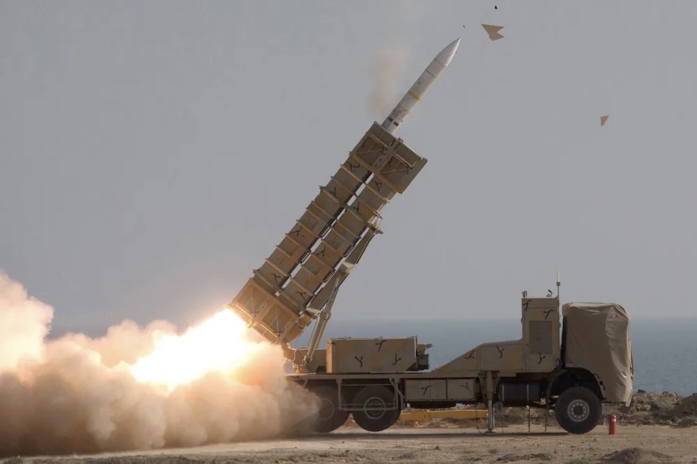&nbsp;Iran phóng tên lửa trong một cuộc diễn tập quân sự.