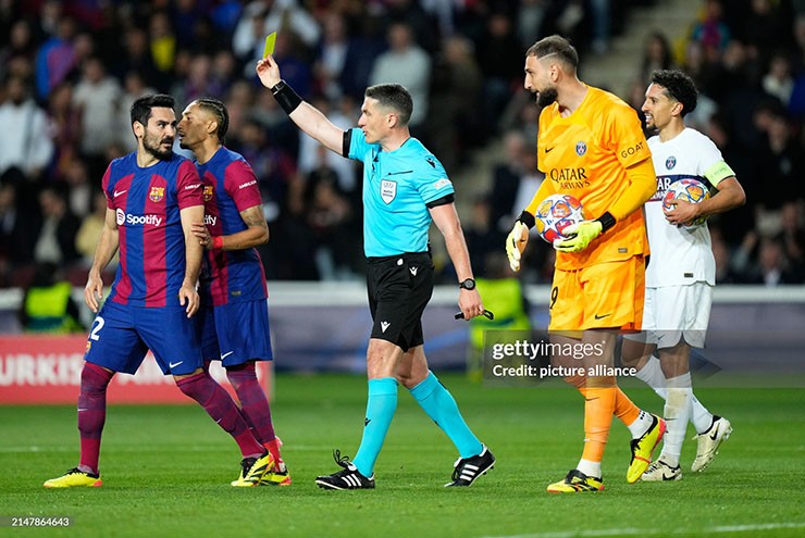 Barca nhiều lần chịu ấm ức vì trọng tài trước PSG